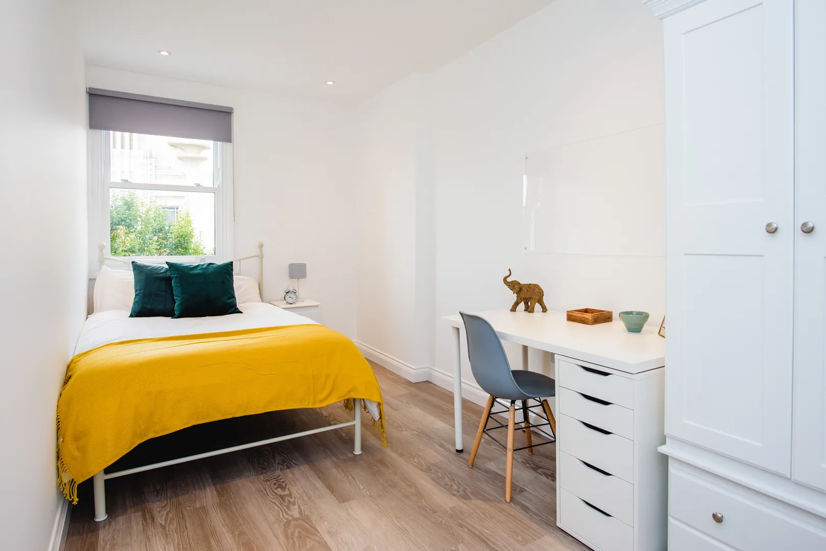 Flat E, 25 Lister Gate - Luxury 5 Bed City Centre Apartment - Image 3